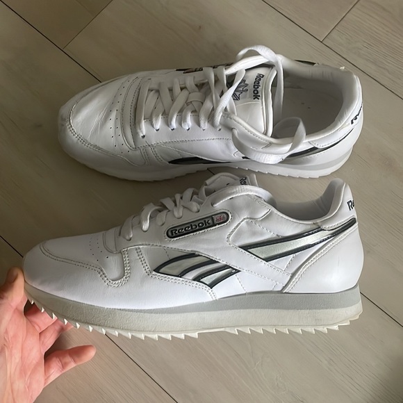 Classic Reebok white sneakers size 8 - Picture 2 of 4